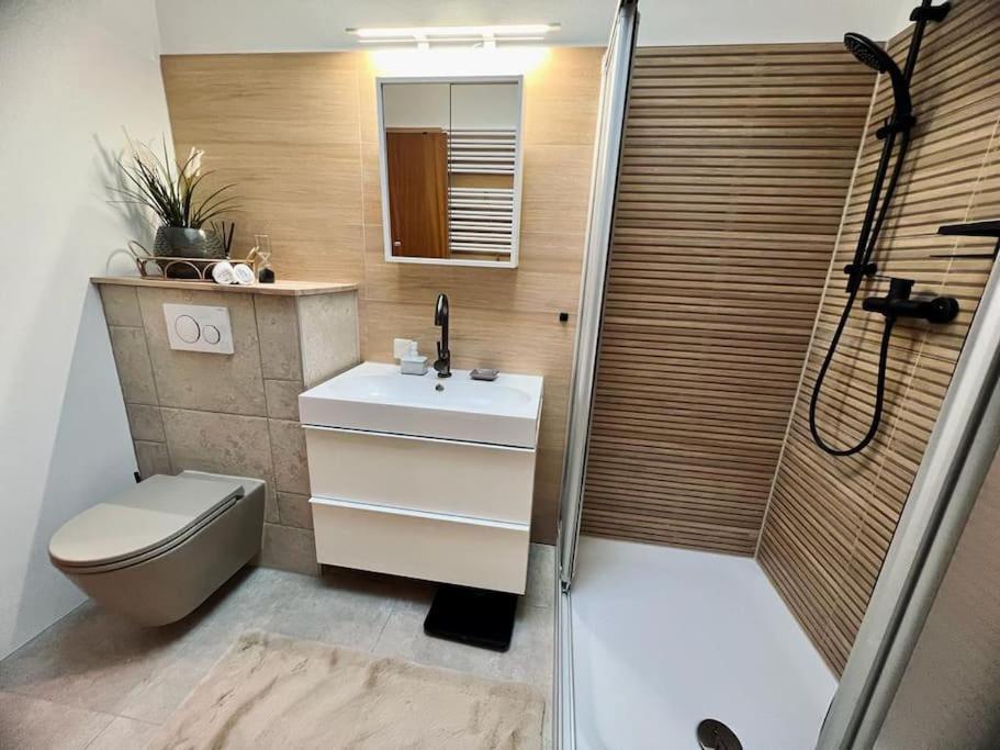 Wohnen Im Schwarzwald Mit Panoramablick Apartment Bad Herrenalb Bagian luar foto